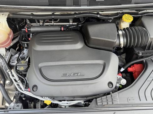 Used 2019 Chrysler Pacifica Limited w/ Advanced Safetytec Group FWD image 19