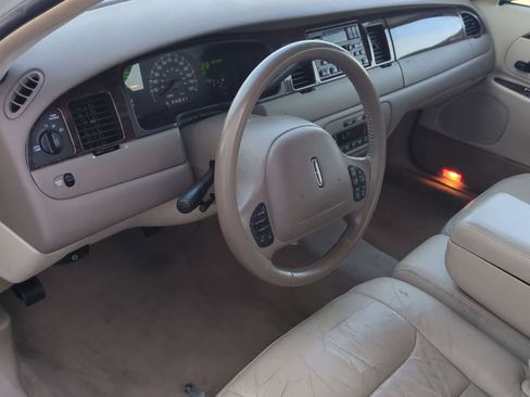 Used 2000 Lincoln Town Car Signature RWD image 2