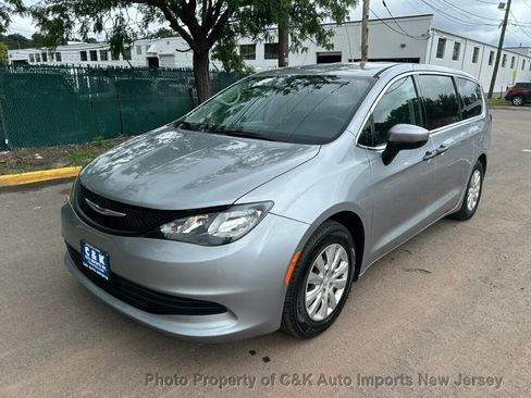Used 2020 Chrysler Voyager L FWD image 2