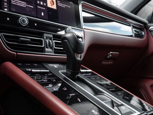 Certified 2023 Porsche Macan S AWD/4WD image 25