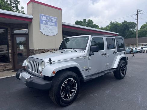 Used 2009 Jeep Wrangler Unlimited Sahara AWD/4WD image 3