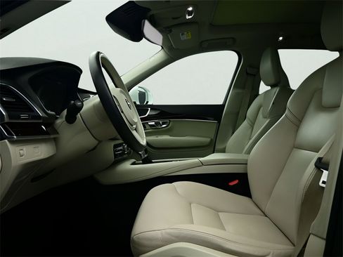 Used 2019 Volvo XC90 T5 Momentum image 3