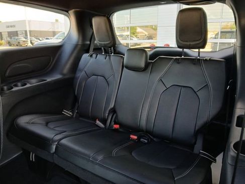 New 2027 Chrysler Pacifica Select AWD/4WD image 14
