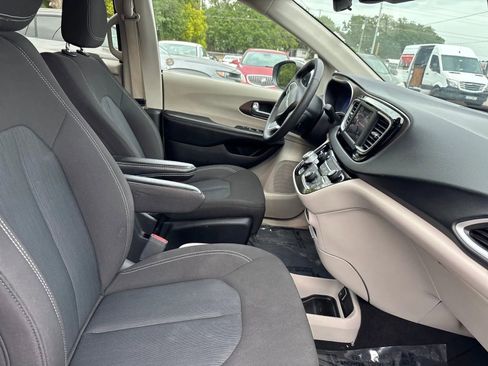 Used 2023 Chrysler Voyager LX FWD image 14