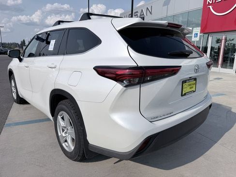 Used 2023 Toyota Highlander LE AWD/4WD image 6