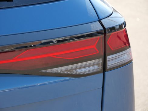 Certified 2025 Volkswagen Tiguan SE R-Line image 17