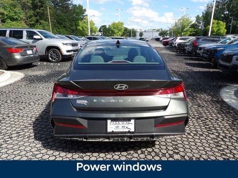 Used 2024 Hyundai Elantra SEL FWD image 8