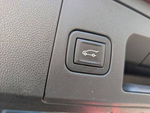 Used 2022 Cadillac XT4 Premium Luxury w/ Enhanced Visibility Package image 22