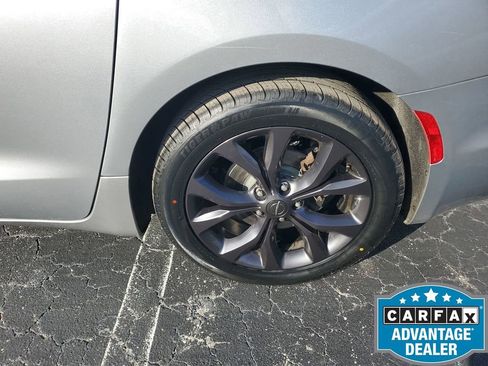 Used 2020 Chrysler Pacifica Touring w/ S Appearance Package image 21