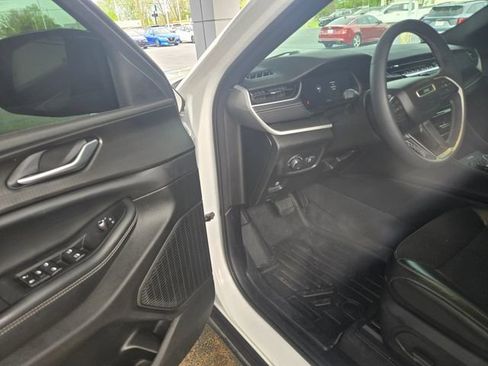 Used 2023 Jeep Grand Cherokee L Laredo image 4