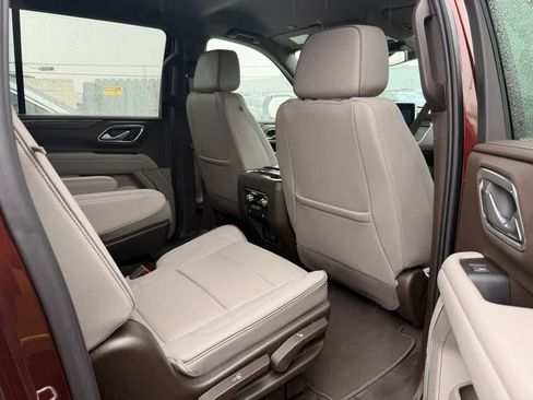 Used 2023 GMC Yukon XL SLT w/ SLT Luxury Package image 16