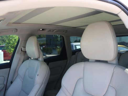 Used 2018 Volvo XC60 T6 Momentum w/ Convenience Package image 22