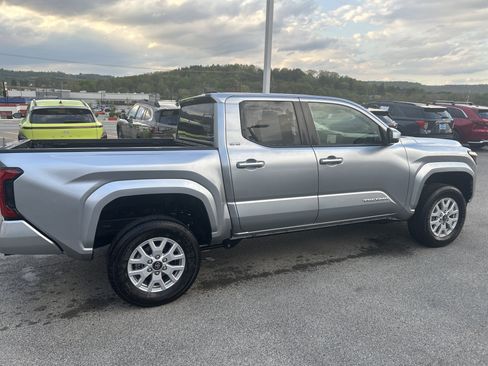 Used 2025 Toyota Tacoma SR5 AWD/4WD image 6
