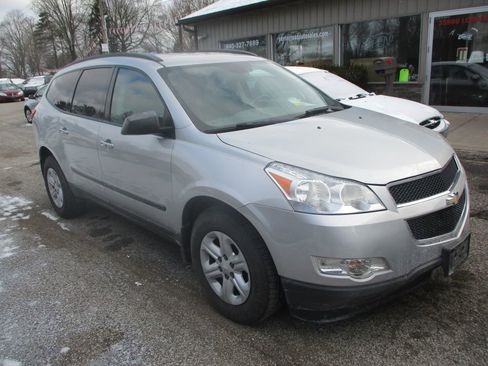 Used 2011 Chevrolet Traverse LS image 2