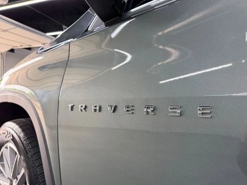 Used 2022 Chevrolet Traverse LT FWD image 38