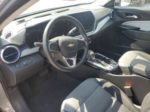 Used 2025 Chevrolet Trax LT w/ LT Convenience Package FWD image 17