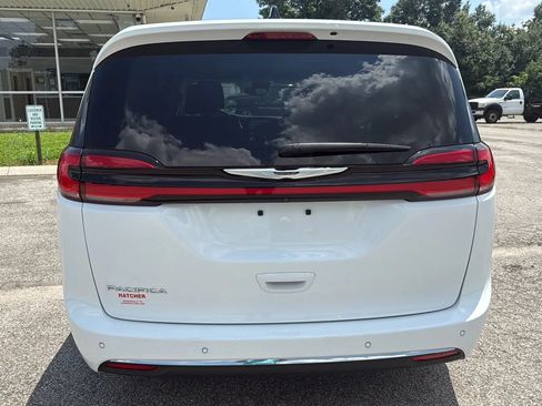 Used 2023 Chrysler Pacifica Touring-L FWD image 4