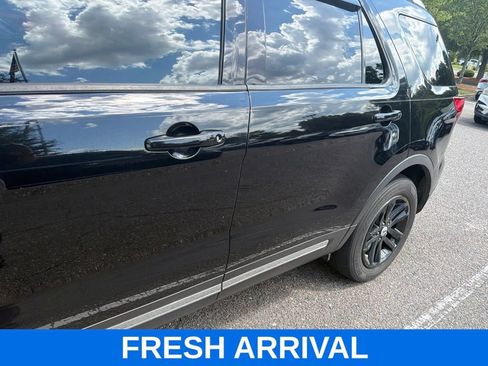 Used 2017 Ford Explorer XLT FWD image 3