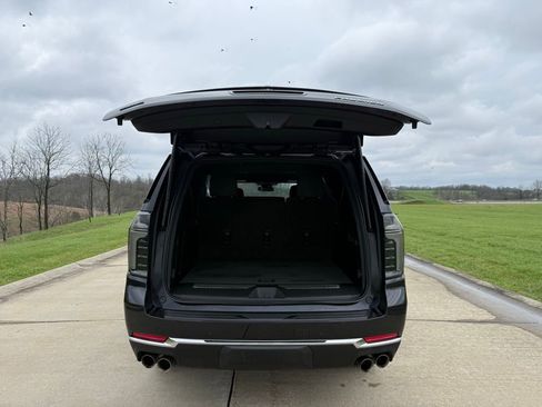 Used 2025 Chevrolet Suburban Premier RWD image 5