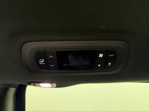 Used 2025 Chrysler Pacifica Limited FWD image 26