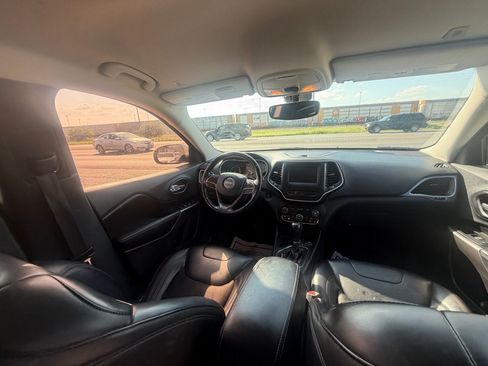 Used 2019 Jeep Cherokee Latitude Plus w/ Comfort/Convenience Group FWD image 23