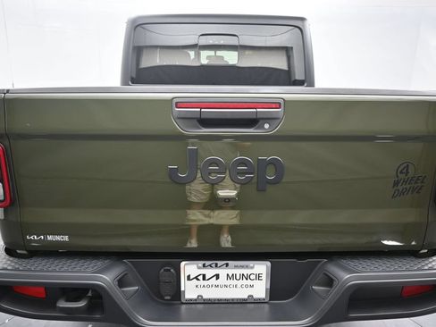 Used 2021 Jeep Gladiator Sport AWD/4WD image 9