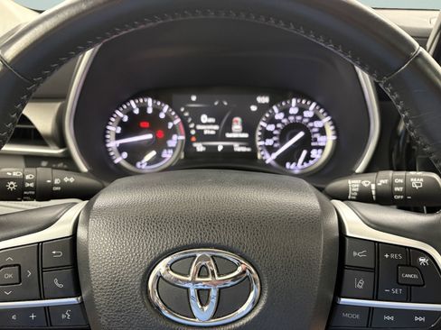 Used 2022 Toyota Highlander XLE AWD/4WD image 34