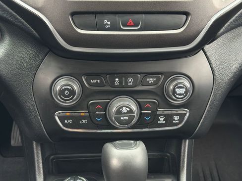 Used 2020 Jeep Cherokee Trailhawk w/ Cold Weather Group AWD/4WD image 19