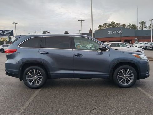 Used 2018 Toyota Highlander XLE image 3