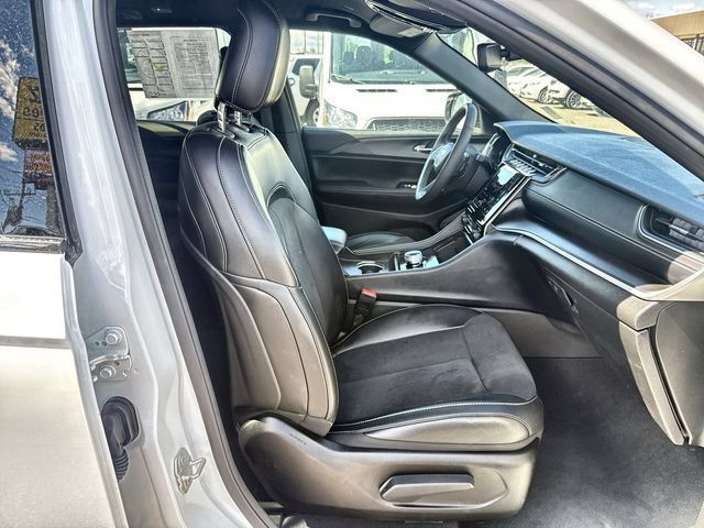 Used 2024 Jeep Grand Cherokee Altitude AWD/4WD image 23