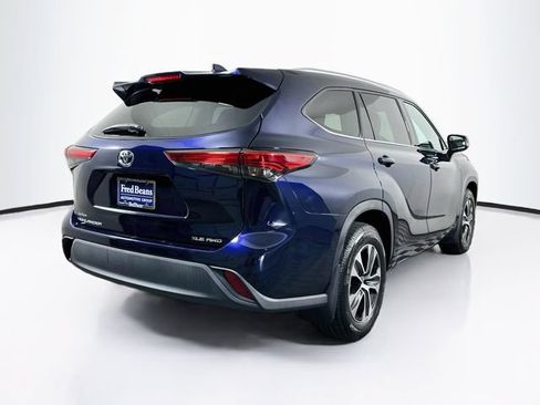 Used 2021 Toyota Highlander XLE AWD/4WD image 9