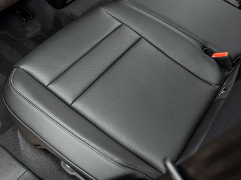 Certified 2025 Porsche Cayenne image 28