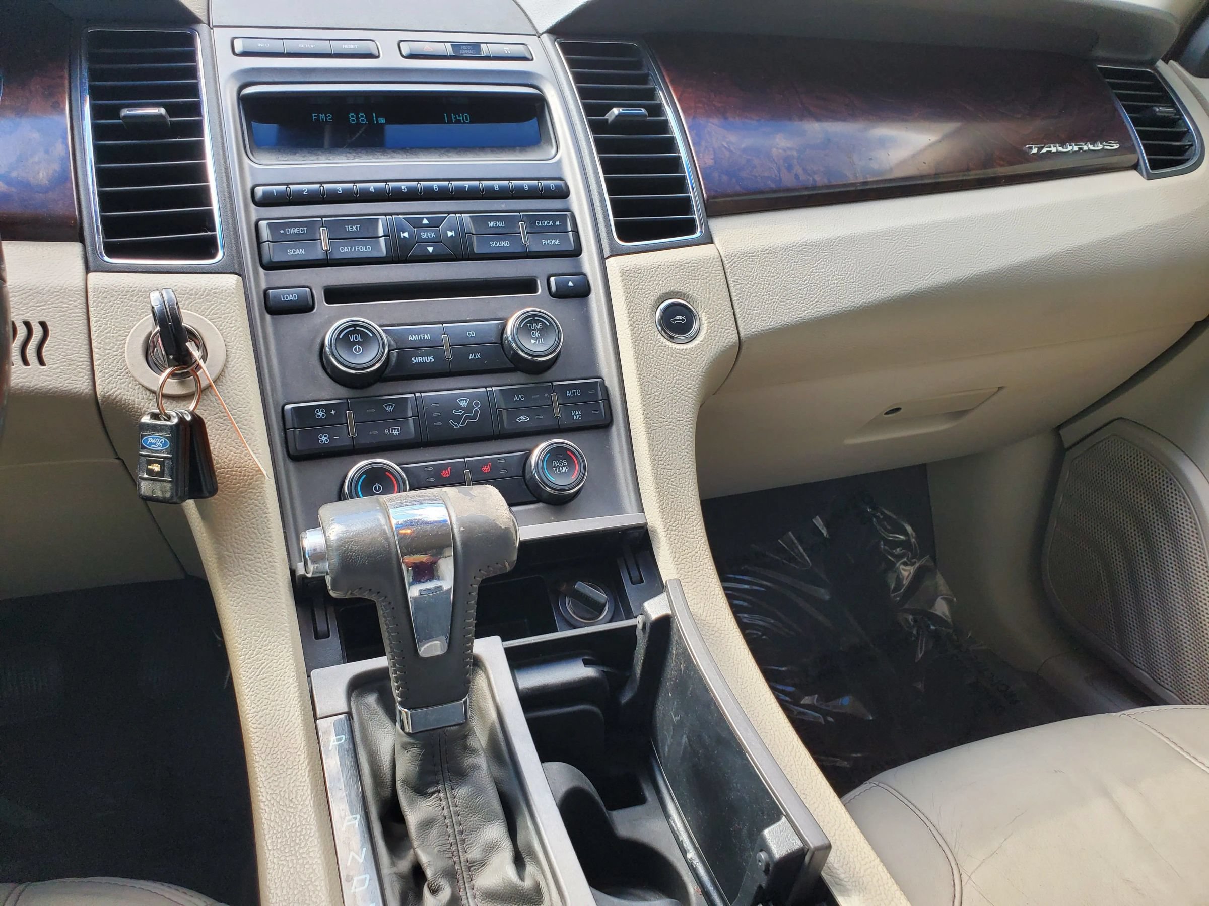 Used 2010 Ford Taurus SEL FWD image 38