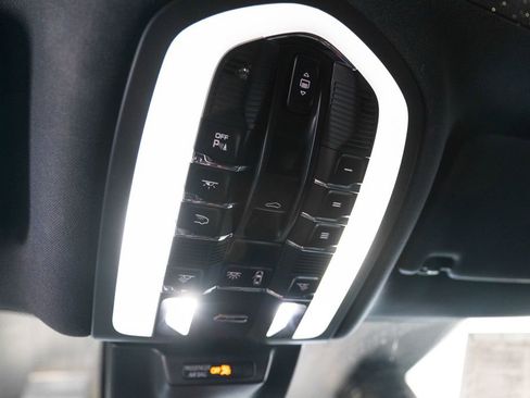 Certified 2025 Porsche Macan AWD/4WD image 28