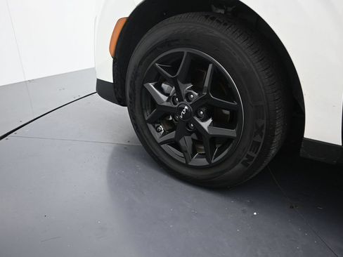 Certified 2025 Kia Soul LX w/ LX Technology Package FWD image 11