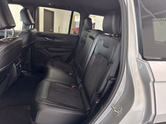 Used 2023 Jeep Grand Cherokee Altitude AWD/4WD image 23