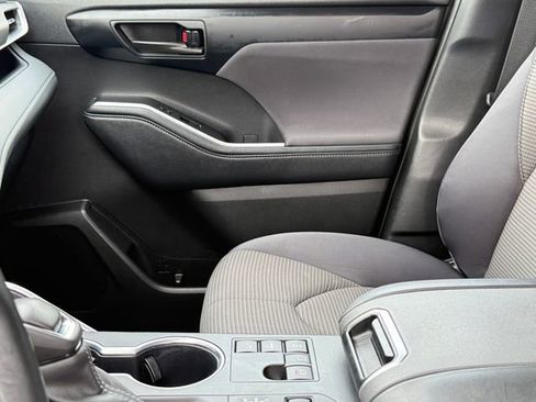 Used 2024 Toyota Highlander LE image 14