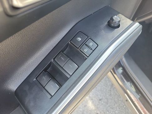 Used 2021 Toyota Highlander XLE AWD/4WD image 19