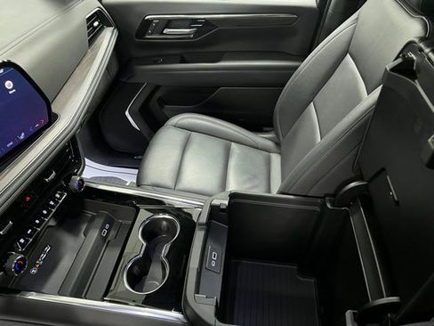 Used 2025 Chevrolet Tahoe LT AWD/4WD image 32