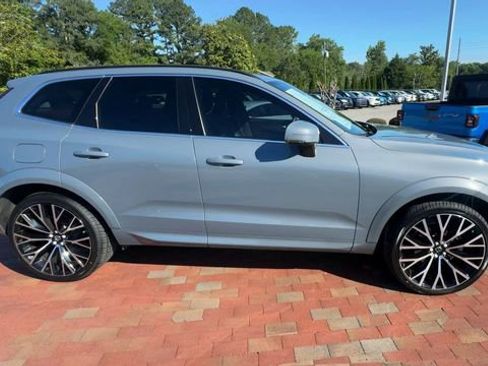 Used 2022 Volvo XC60 B5 Momentum w/ Protection Package Premier FWD image 4