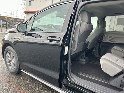 Certified 2024 Toyota Sienna LE image 11