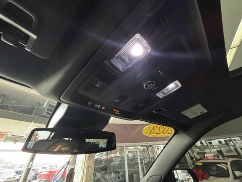Used 2023 GMC Yukon XL Denali AWD/4WD image 32