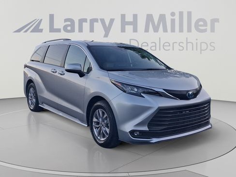 Used 2025 Toyota Sienna XLE FWD image 7