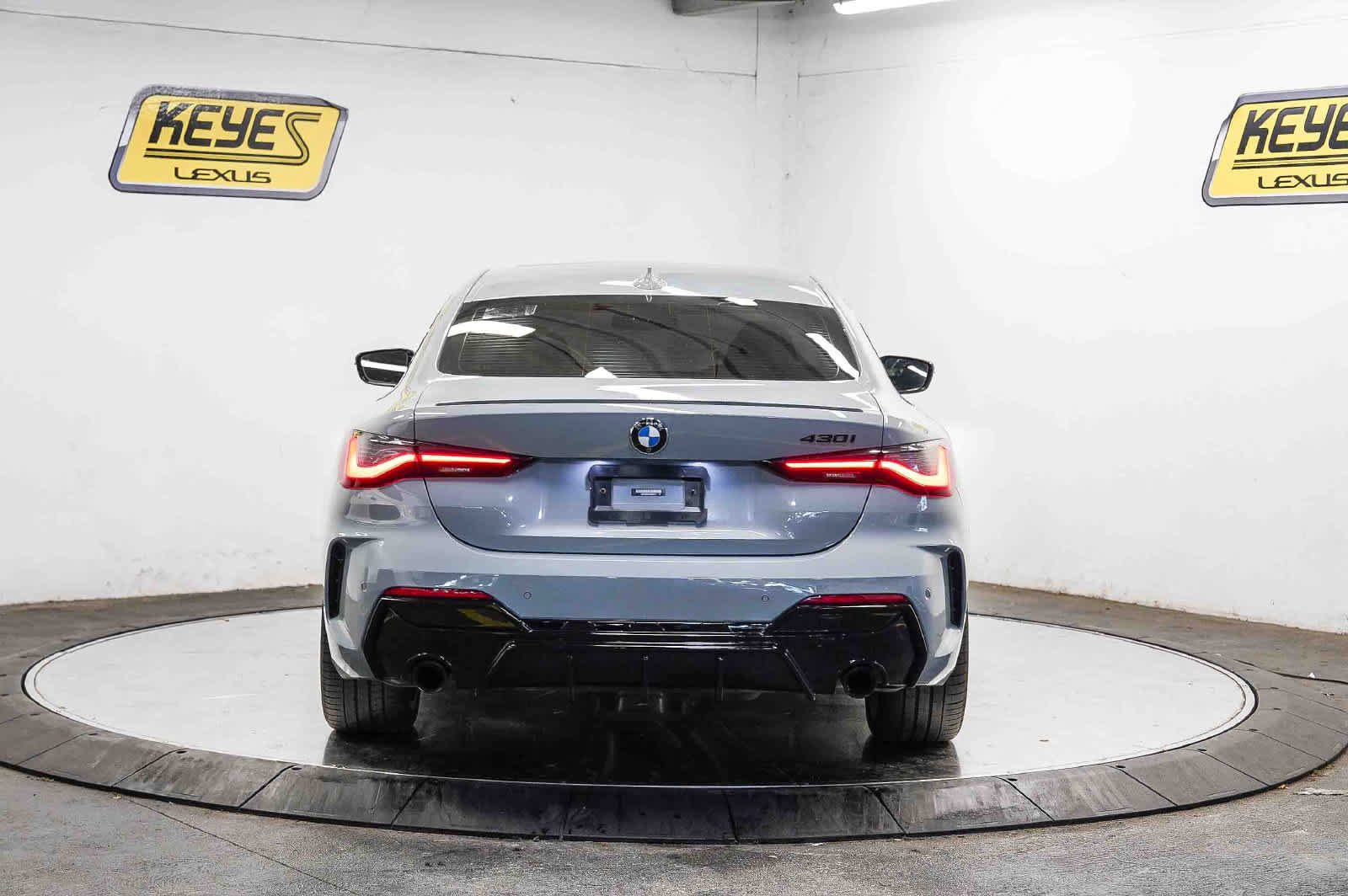 Used 2022 BMW 430i Coupe w/ M Sport Package RWD image 3