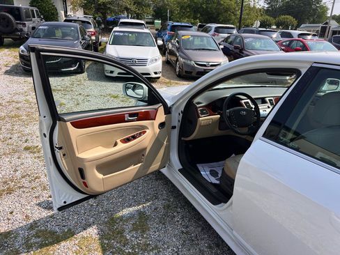Used 2012 Hyundai Genesis 3.8 RWD image 12
