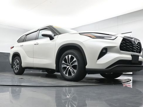 Used 2021 Toyota Highlander XLE AWD/4WD image 32