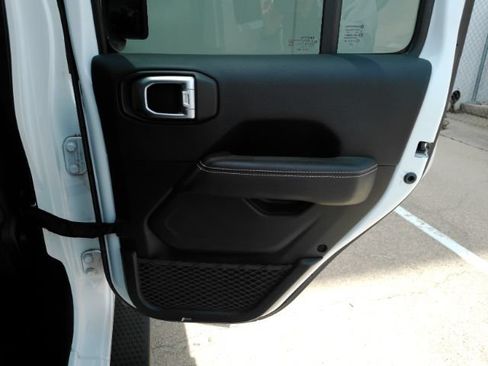 Used 2019 Jeep Wrangler Unlimited Sahara AWD/4WD image 22