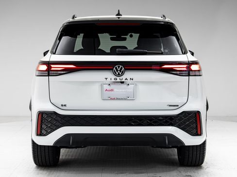 Used 2025 Volkswagen Tiguan SE R-Line AWD/4WD image 32