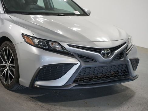 Used 2022 Toyota Camry SE FWD image 4