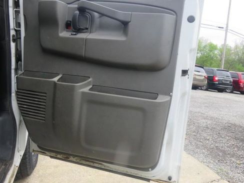 Used 2017 GMC Savana 3500 RWD image 21
